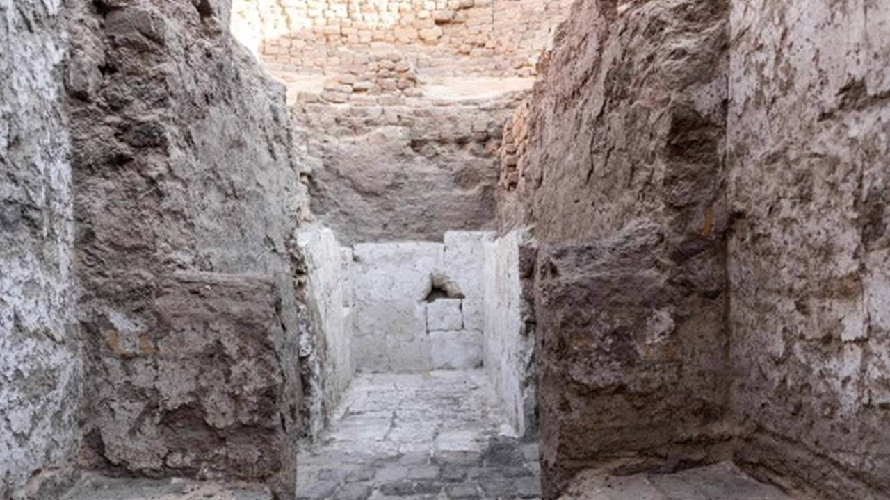 Mısır'da bilinmeyen bir firavunun mezarı bulundu